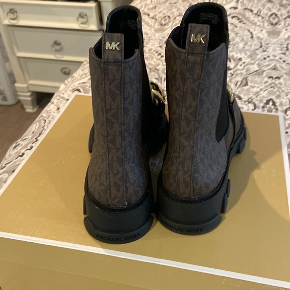 Fall boots….Perfect for Fall! Never worn! - Picture 4 of 4